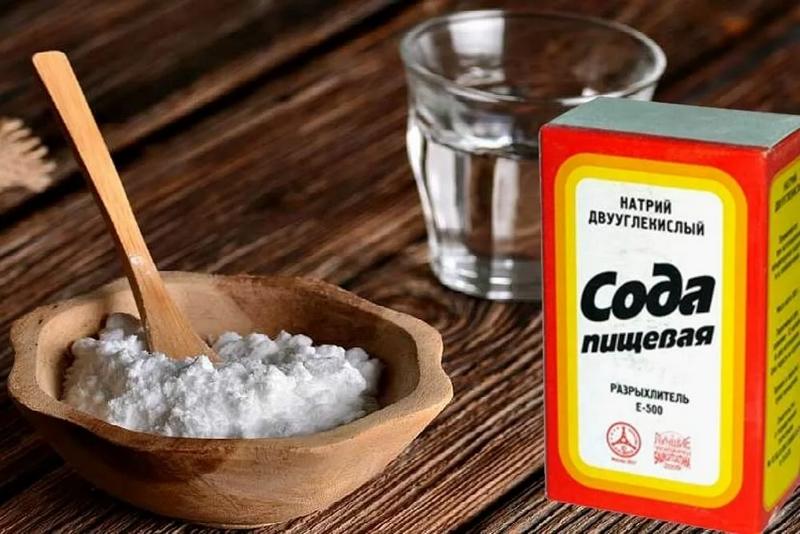 Пищевая сода одновременно выступает щелочным растворителем и абразивным средством