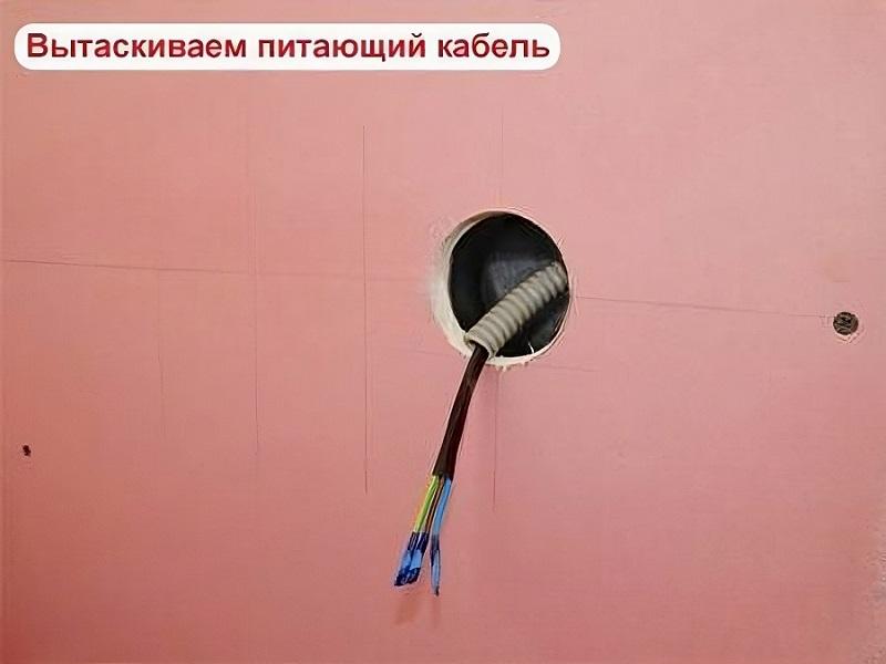 Питающий кабель должен спускаться с распределительной коробки на середину монтажной системы