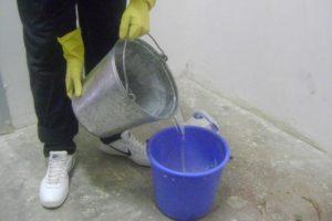 Пластмассовое ведро заполняют чистой холодной водой на одну треть