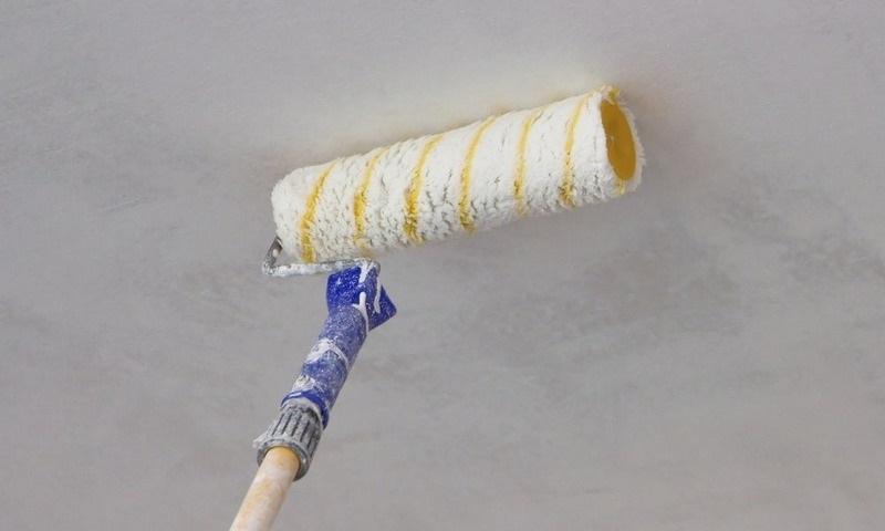 По мнению специалистов, грунтовать потолки следует не менее чем в 2 слоя