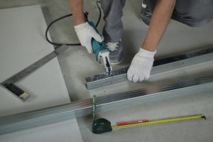 По размеру длины ванны отрезать профиль