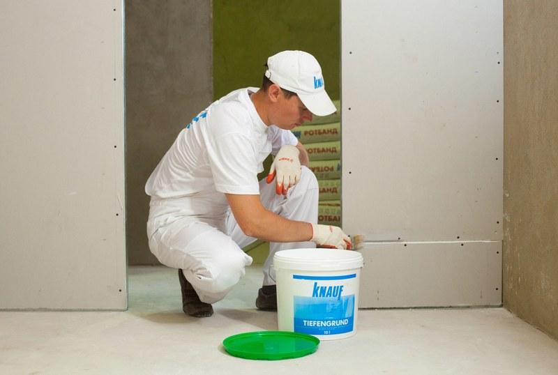 Подготовка основания включает обработку поверхности антисептическими составами