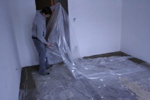 Полиэтилен расстилают в два слоя