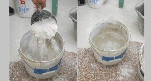 Порошок засыпают в ёмкость, добавляют воду