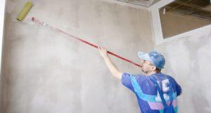 После подсыхания заштукатуренных стен наносится грунт