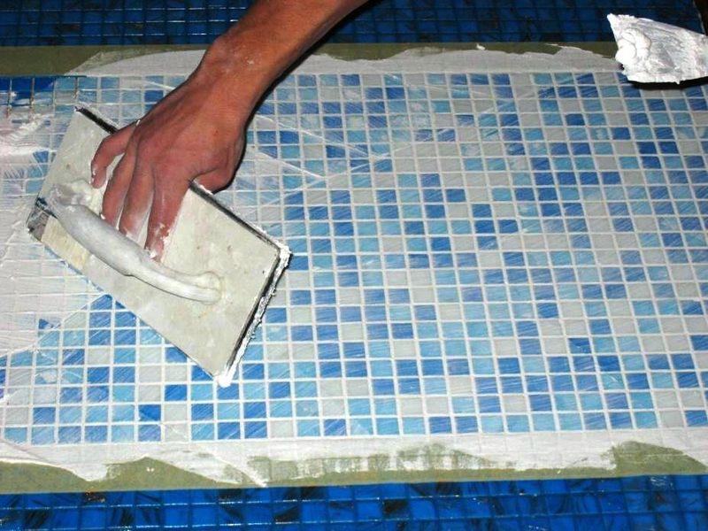 После высыхания швы обрабатывают влагостойкой затиркой