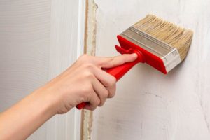 Поверхность обрабатывают грунтовкой