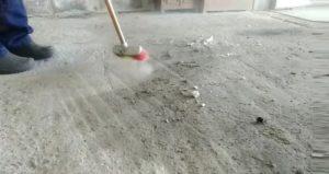 Поверхность очищают от мусора и пыли