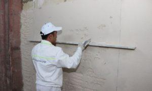 Поверхность разравнивается правилом