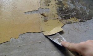Поверхности очищают от старых материалов