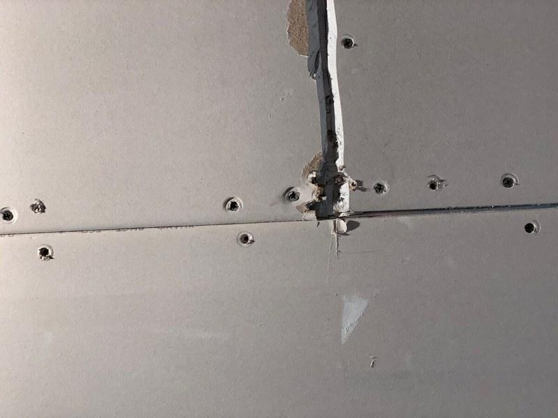 Повышенная влажность может стать причиной дефектов в местах соединения гипсокартонных листов