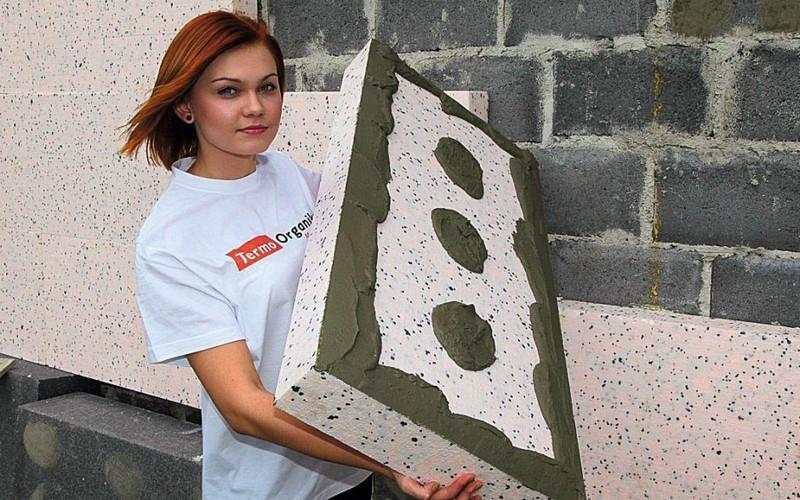 Пплиты утеплителя приклеиваются рядами по горизонтали
