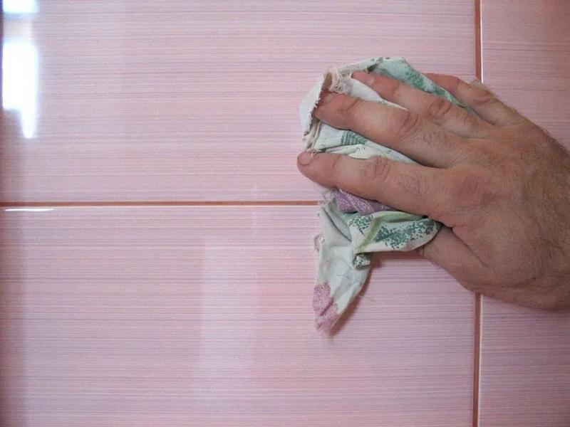 При очистке плитки от грунтовки применяют средства, которые способны глубоко проникают в структуру швов