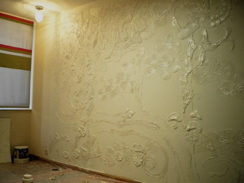 При помощи фактурной шпаклевки можно выполнить декоративную отделку стен в помещении