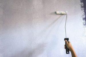 При значительной пористости стену обрабатывают обычной грунтовкой