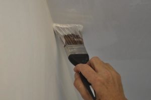Пропитка углов производится с помощью малярной кисти