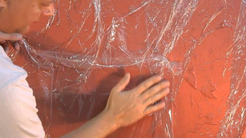 Проверить степень высыхания грунтовки можно с помощью целлофанового пакета