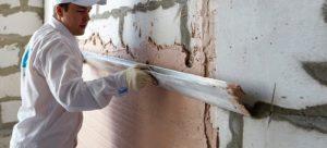 Раствор накидывается на основание и разравнивается правилом