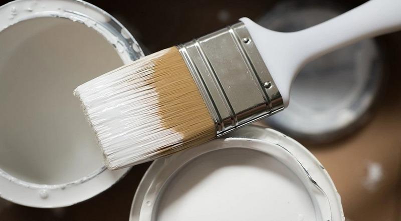 Рекомендуется выбирать для работы кисть с искусственной щетиной