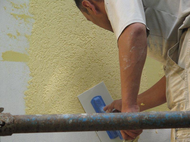 С помощью полимерной штукатурки можно выровнять поверхность стен, а также придать им декоративный вид