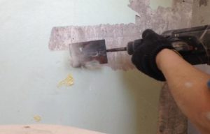 Шпаклёвку снимают перфоратором с лопаточной насадкой