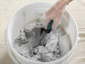 Штукатурку разводят в отдельной чистой емкости небольшими объемами