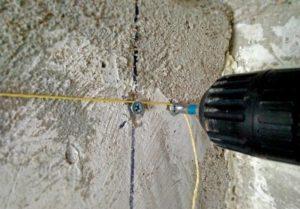 Саморезы вкручивают так, чтобы чтобы шляпки находились на одной плоскости