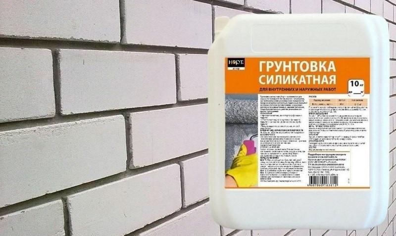 Силикатная грунтовка устойчива к внешним факторам, поэтому применяется для обработки фасадов, балконов или ванных комнат