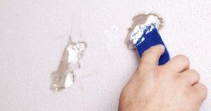 Сколы, стыки, швы и трещины замазывают штукатуркой