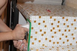 Слегка прижать или расправить линейкой