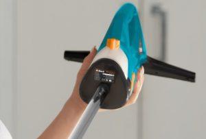 Сначала обрабатываемую поверхность необходимо очистить от пыли с помощью пылесоса