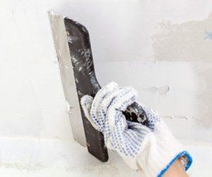 Стартовую шпаклёвку располагают поверх высохшей загрунтованной поверхности