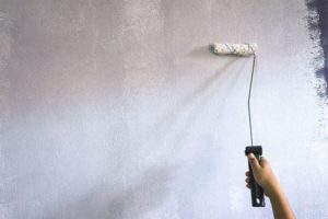 Стены грунтуют снизу вверх зигзагообразными движениями