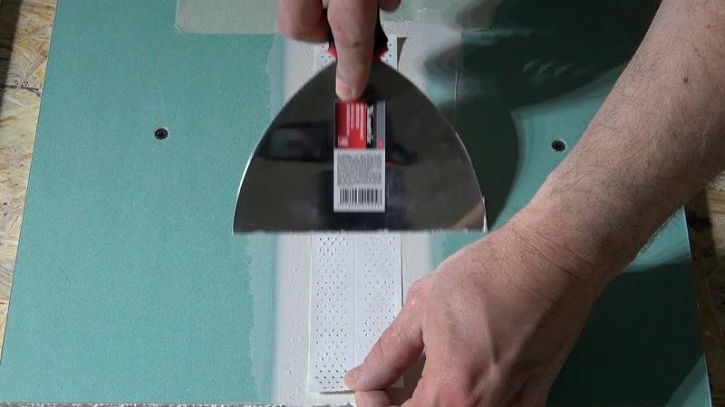 Стыки ГВЛ армируют малярным скотчем