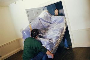 Убирают из комнаты всю мебель