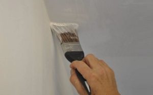 Углы и труднодоступные участки обрабатывают в конце узкой кистью