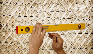 С помощью уровня отмечают самую выпуклую часть