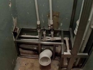 Установите трубы в экран при помощи трубных муфт и заглушек