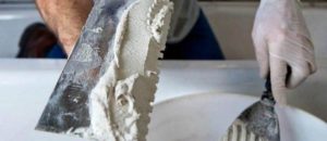 Узким шпателем захватывают раствор и накладывают посередине рабочего края полутерка