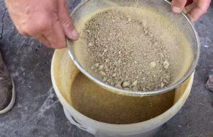 В чистую емкость насыпается просеянный песок
