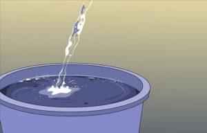 В емкость наливают воду
