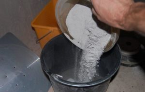 В емкость с водой понемногу добавляют сухой клей