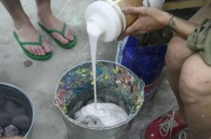 В полученный раствор добавляют клей ПВА