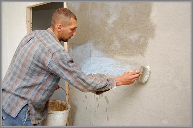 В помещениях с повышенной влажностью обязательно следует обработать стены гидрофобной грунтовкой