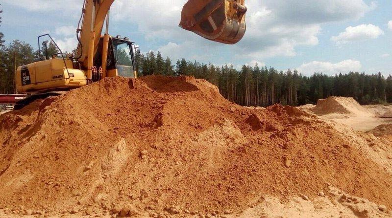 В составе карьерного песка зерна имеют острые грани,поэтому сухой материал имеет более высокую насыпную плотность