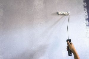 Выровненную поверхность повторно грунтуют
