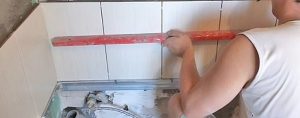 Выровнять плитку по уровню