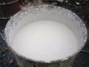 Выжидают минут пять, чтобы смесь напиталась влагой