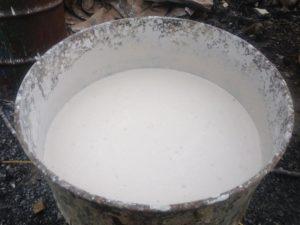 Ждут три минуты, чтобы частицы раствора разбухли