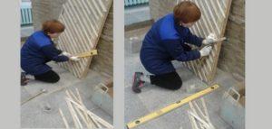 Забивают гвозди в выходной драни через каждые две рейки нижнего слоя